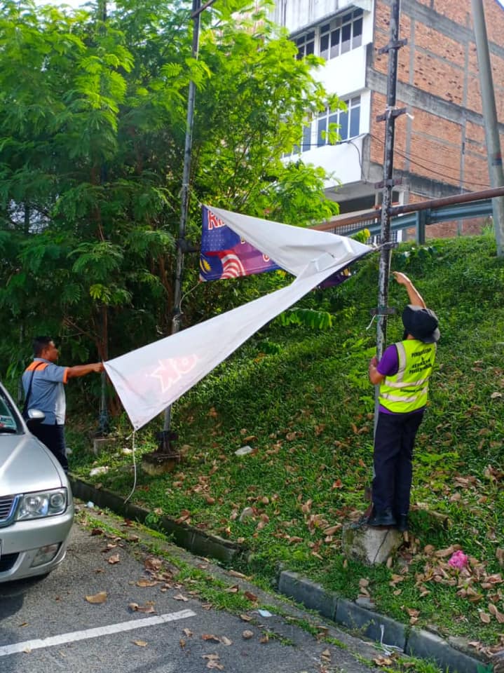 KERJA-KERJA MENURUNKAN POSTER, BUNTING, BANNER HARAM & TAMAT TEMPOH