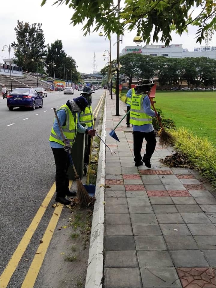 KERJA-KERJA PEMBERSIHAN JALAN JKR