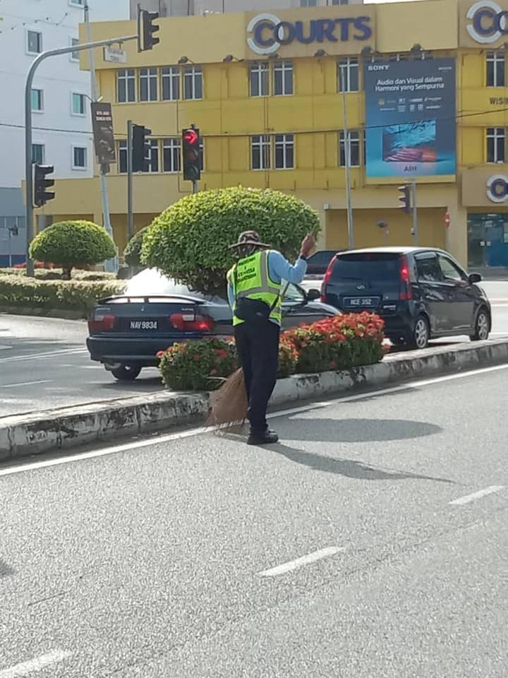 KERJA-KERJA PEMBERSIHAN JALAN JKR