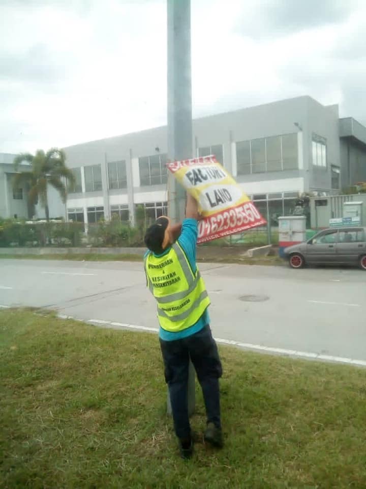 KERJA-KERJA MENURUNKAN POSTER, BUNTING, BANNER HARAM