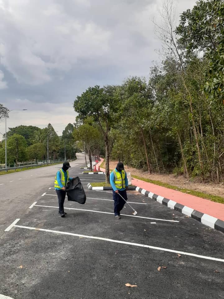 KERJA-KERJA PEMBERSIHAN JALAN JKR
