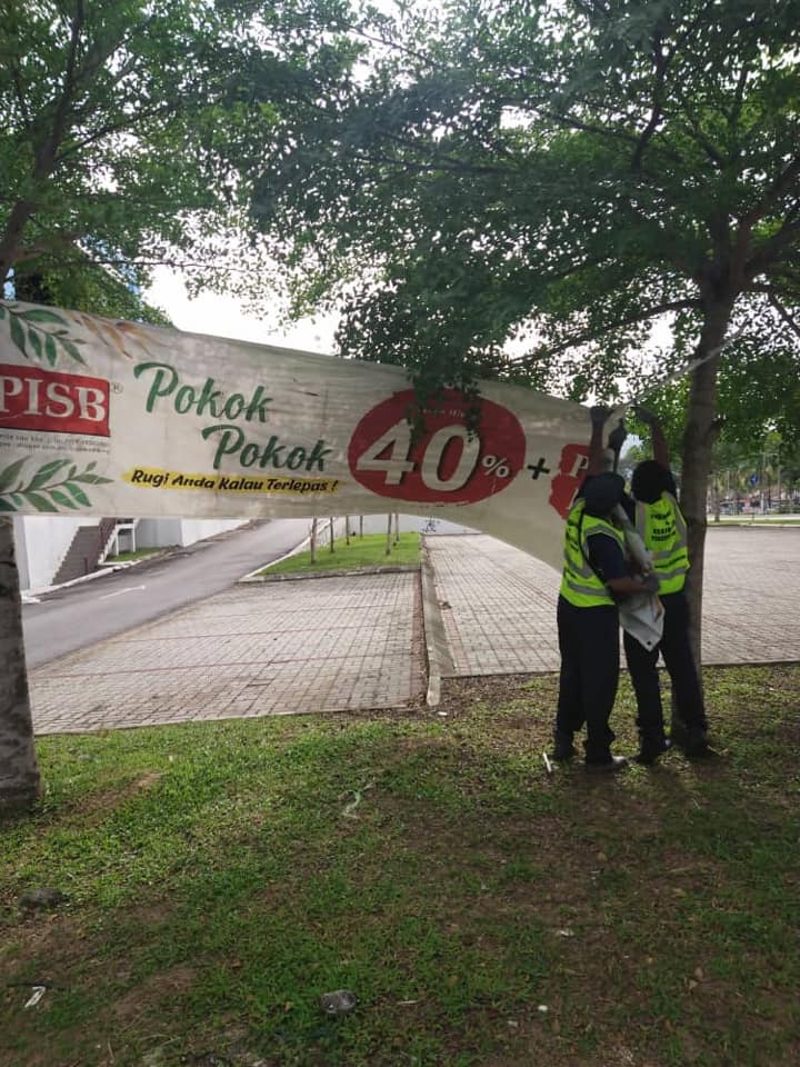 KERJA-KERJA MENURUNKAN POSTER, BUNTING, BANNER HARAM & TAMAT TEMPOH 