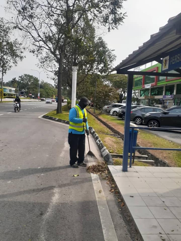 KERJA-KERJA PEMBERSIHAN JALAN JKR
