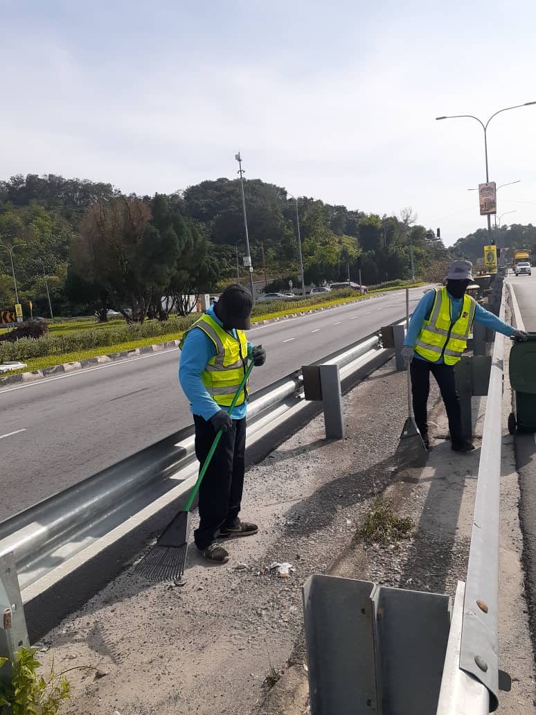 KERJA-KERJA PEMBERSIHAN JALAN JKR
