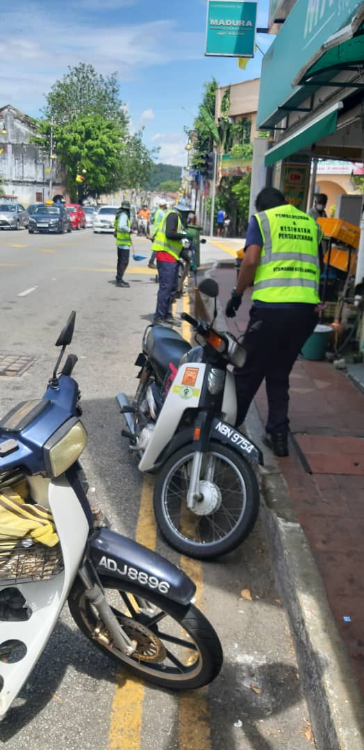 KERJA-KERJA PEMBERSIHAN JALAN JKR