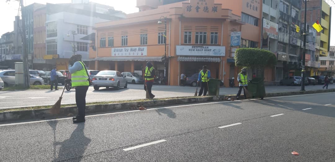 KERJA-KERJA PEMBERSIHAN JALAN JKR