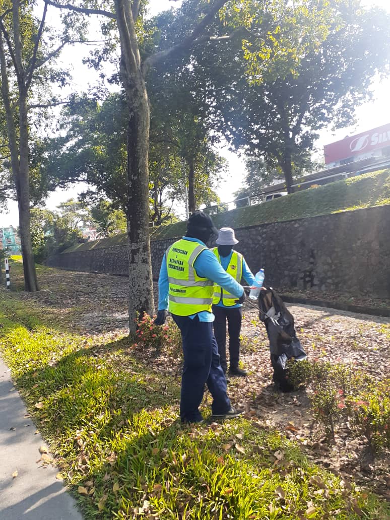KERJA-KERJA PEMBERSIHAN JALAN JKR