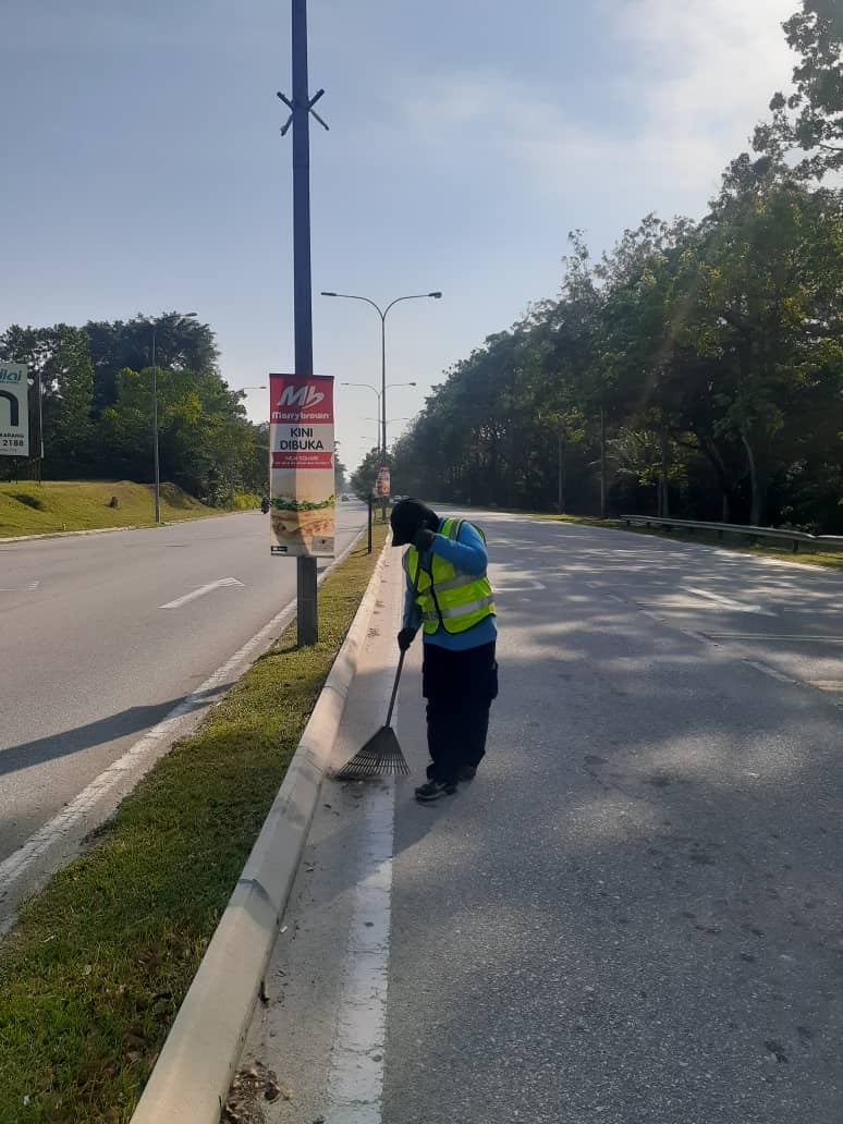 KERJA-KERJA PEMBERSIHAN JALAN JKR