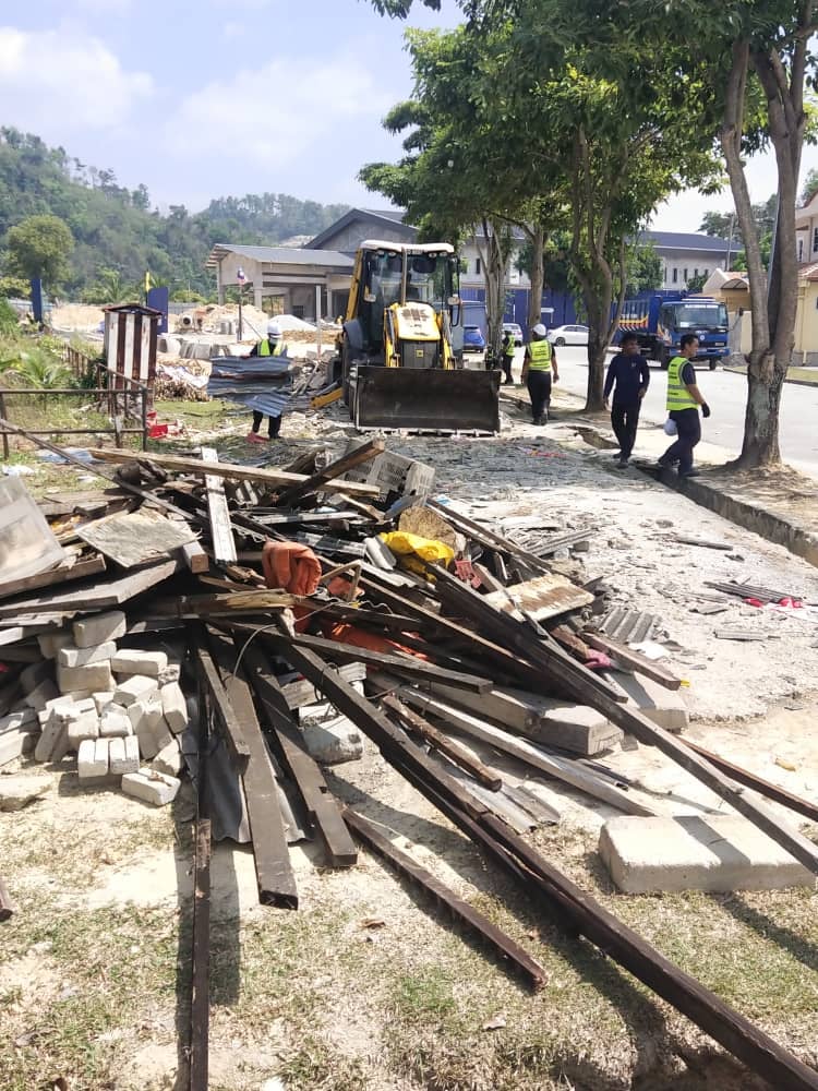 OPERASI MEROBOHKAN BINAAN & GERAI TINGGAL 