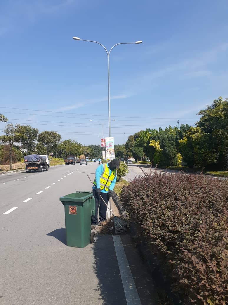 KERJA-KERJA PEMBERSIHAN JALAN JKR