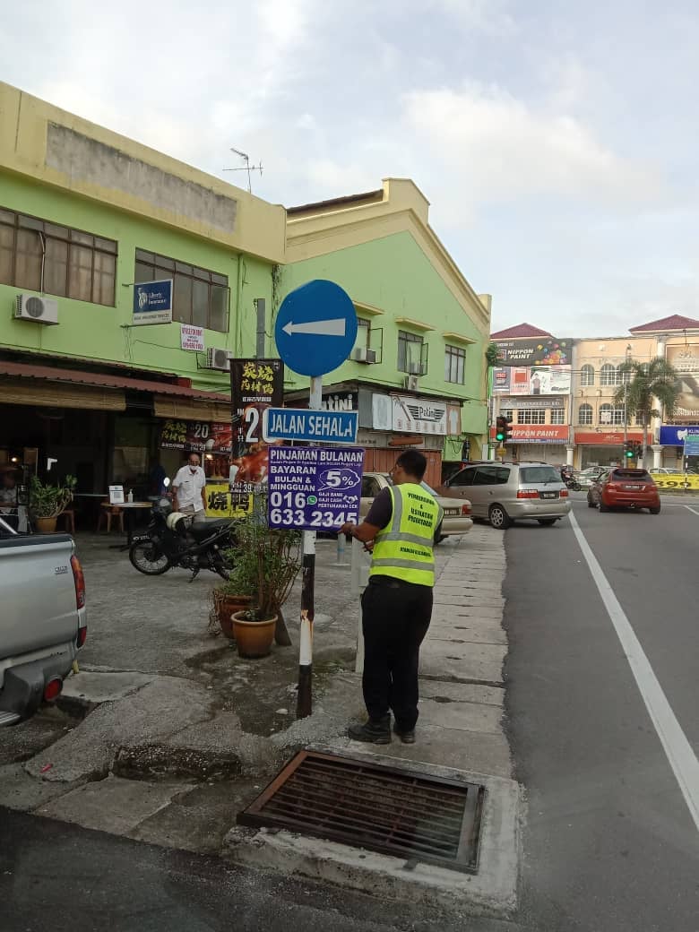 KERJA-KERJA MENURUNKAN POSTER, BUNTING, BANNER HARAM & TAMAT TEMPOH