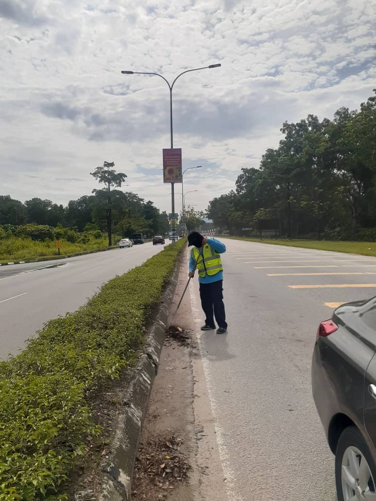 KERJA-KERJA PEMBERSIHAN JALAN JKR