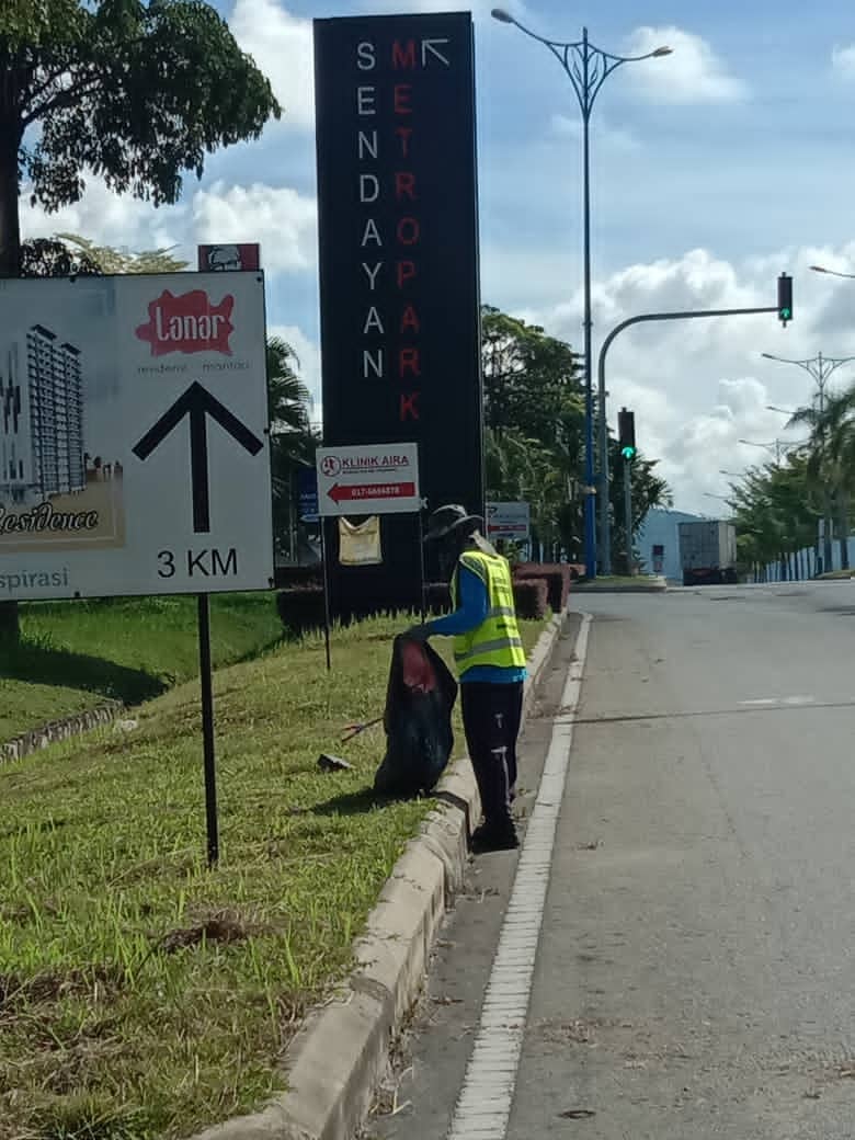 KERJA-KERJA PEMBERSIHAN JALAN JKR