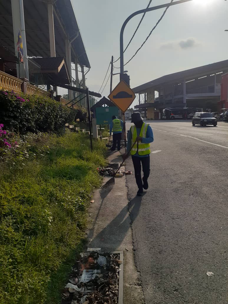 KERJA-KERJA PEMBERSIHAN JALAN JKR