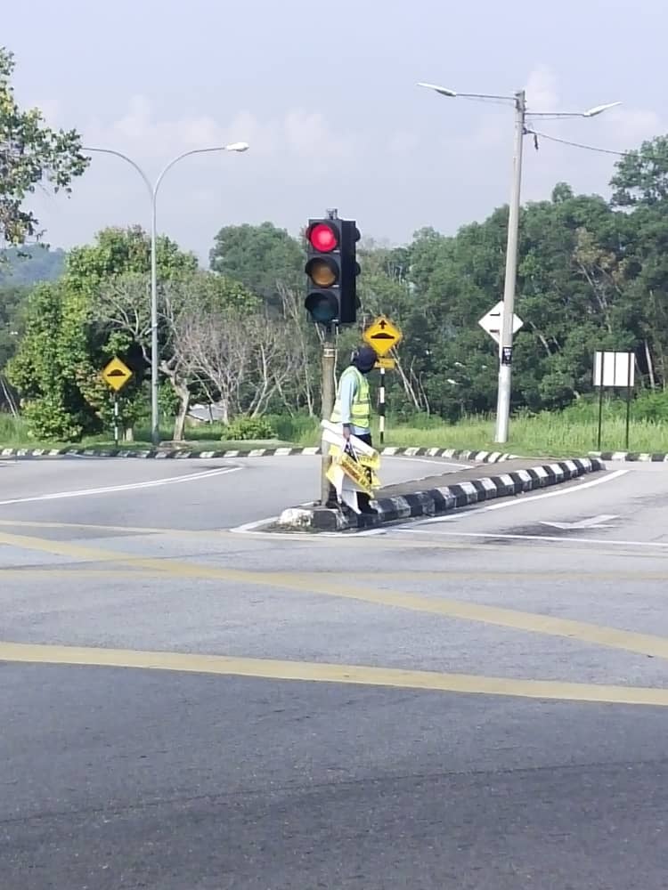 KERJA-KERJA MENURUNKAN POSTER, BUNTING, BANNER HARAM & TAMAT TEMPOH