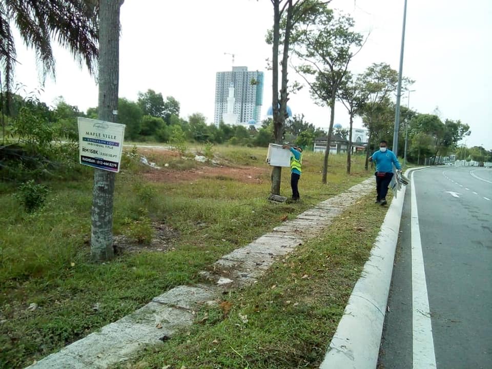  KERJA-KERJA MEMBUKA PAPAN IKLAN BUNTING BANNER HARAM