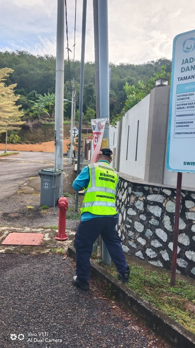 KERJA-KERJA MEMBUKA PAPAN IKLANBUNTINGBANNER HARAM