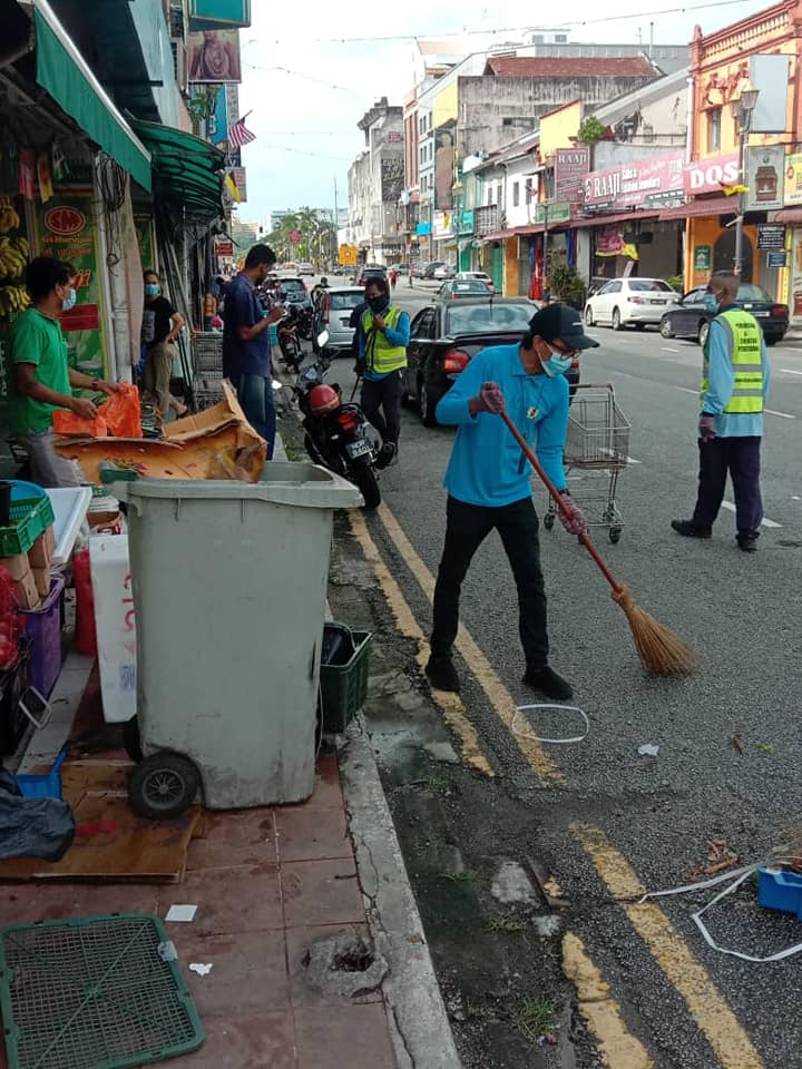 KERJA-KERJA PEMBERSIHAN JALAN JKR