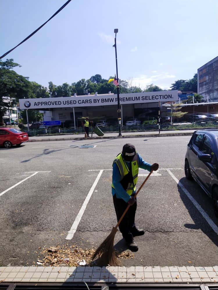 KERJA-KERJA PEMBERSIHAN JALAN JKR 