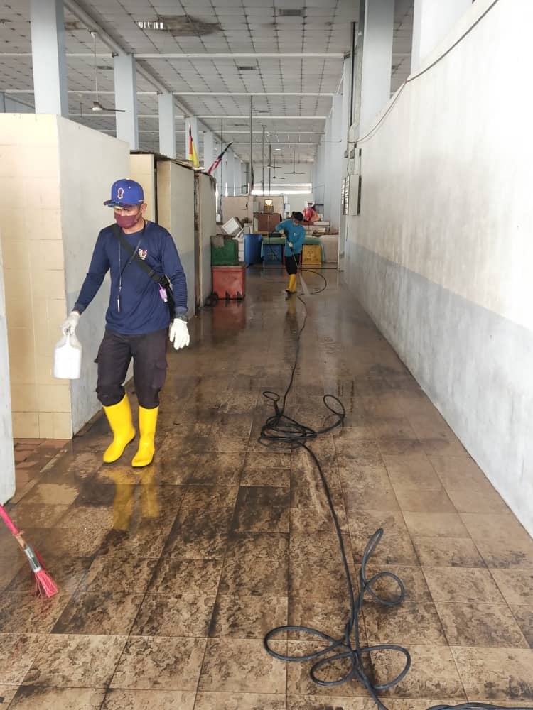 KERJA-KERJA PEMBERSIHAN PASAR 