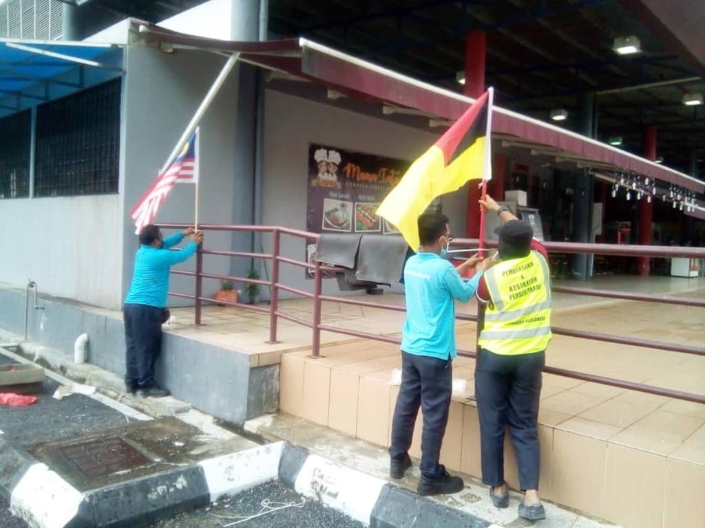 KERJA-KERJA PEMASANGAN BENDERA