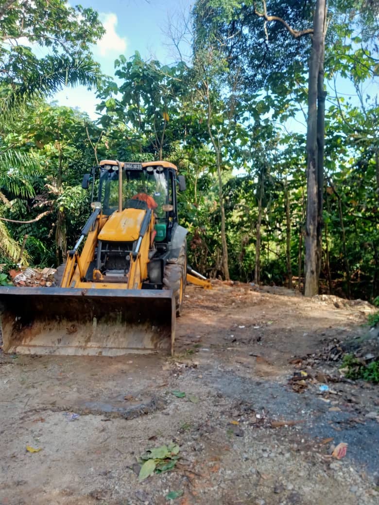 PEMANTAUAN KERJA-KERJA PEMBERSIHAN TEMPAT PEMBUANGAN SAMPAH HARAM LONGGOK