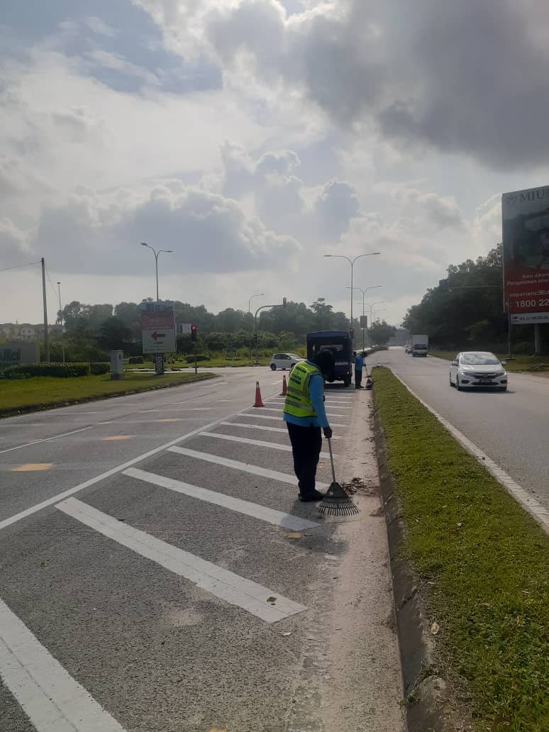 PEMBERSIHAN JALAN JKR