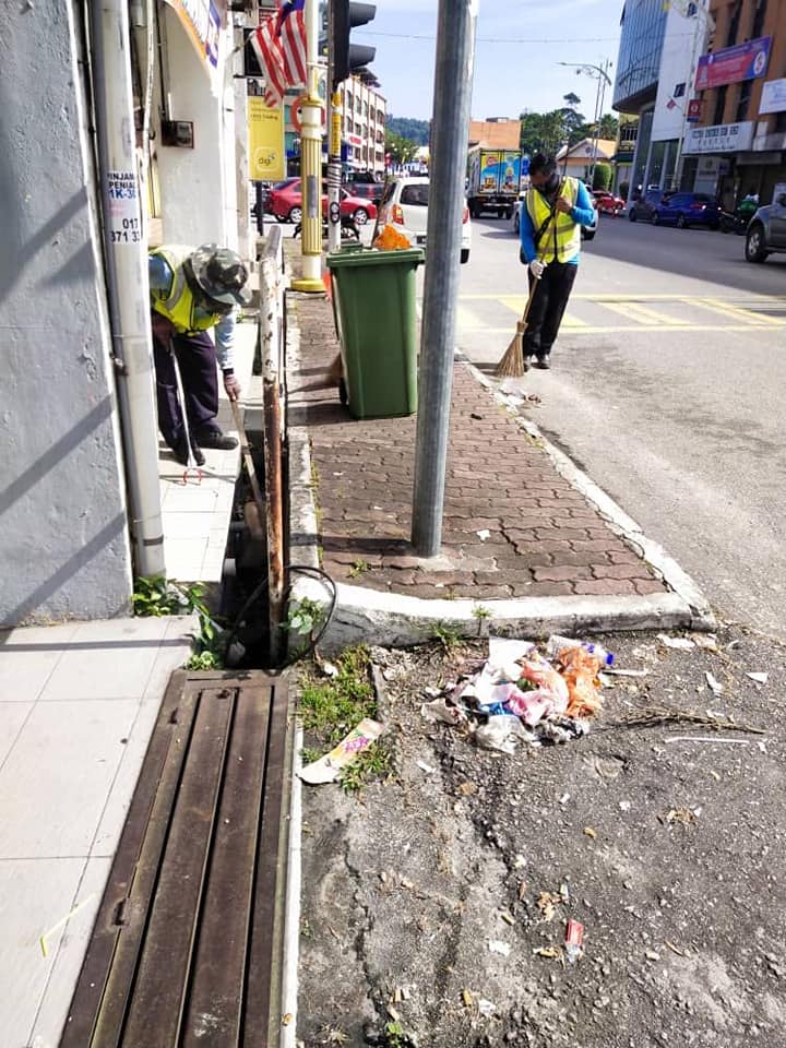 KERJA-KERJA PEMBERSIHAN JALAN JKR 