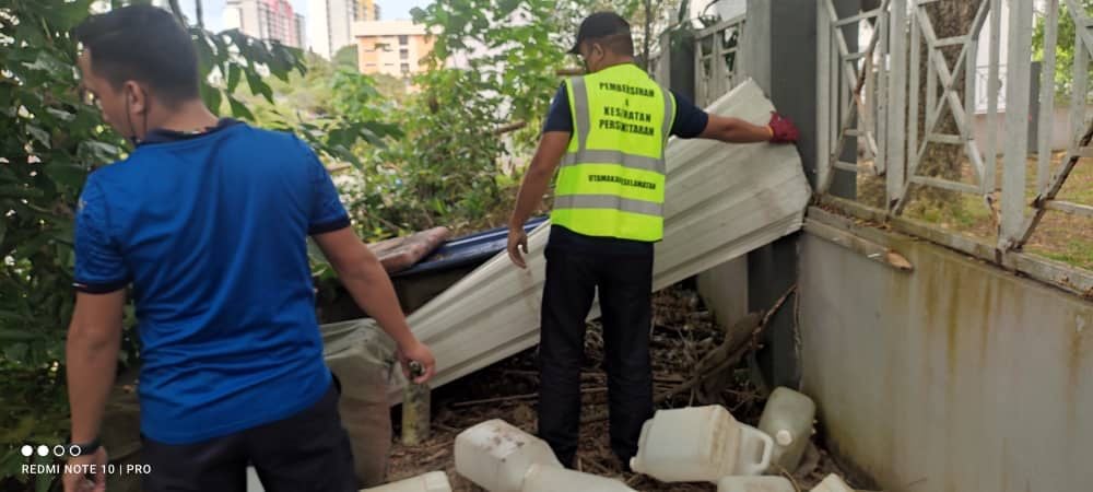 KERJA-KERJA LARVACIDING  DAN SOURCE REDUCTION 