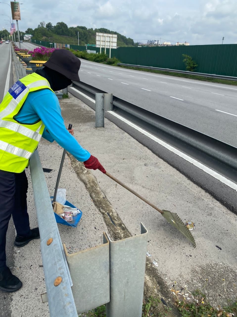 PEMBERSIHAN JALAN JKR