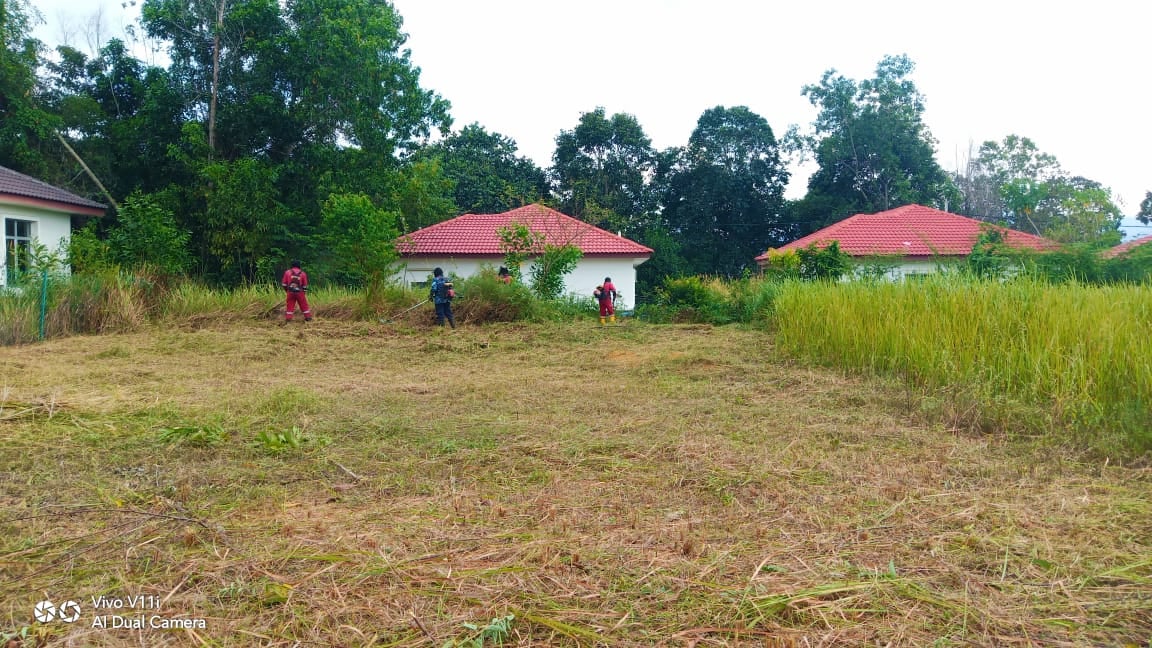 KERJA-KERJA PEMBERSIHAN SEMAK SAMUNTANAH LOT KOSONG 