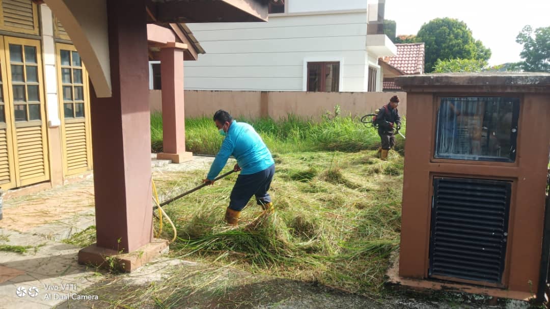 KERJA-KERJA PEMBERSIHAN SEMAK SAMUN/TANAH LOT KOSONG