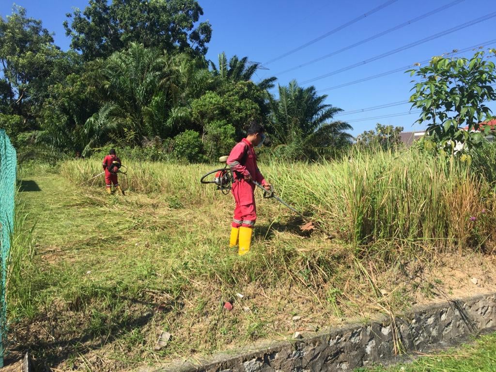 KERJA-KERJA PEMBERSIHAN SEMAK SAMUNTANAH LOT KOSONG