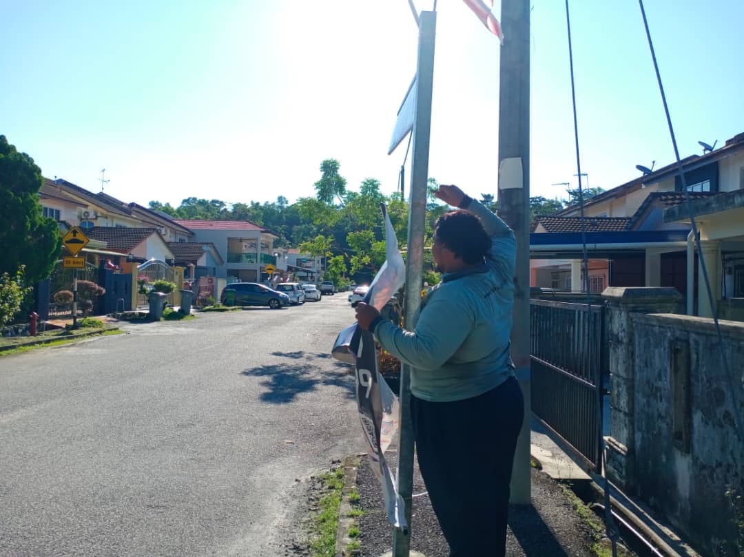 KERJA-KERJA MEMBUKA PAPAN IKLAN BANTING BANNER HARAM SISA BINAAN