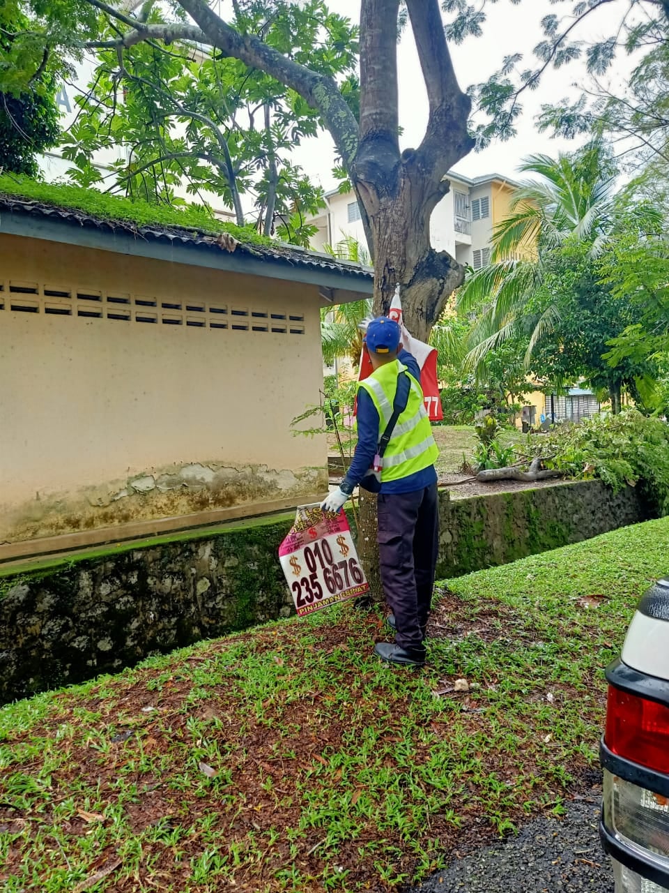  KERJA-KERJA MEMBUKA PAPAN IKLAN/BANTING/"BANNER" HARAM