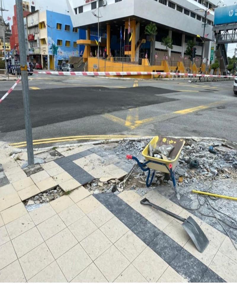 KERJA-KERJA MEMBAIKI LALUAN PEJALAN KAKI