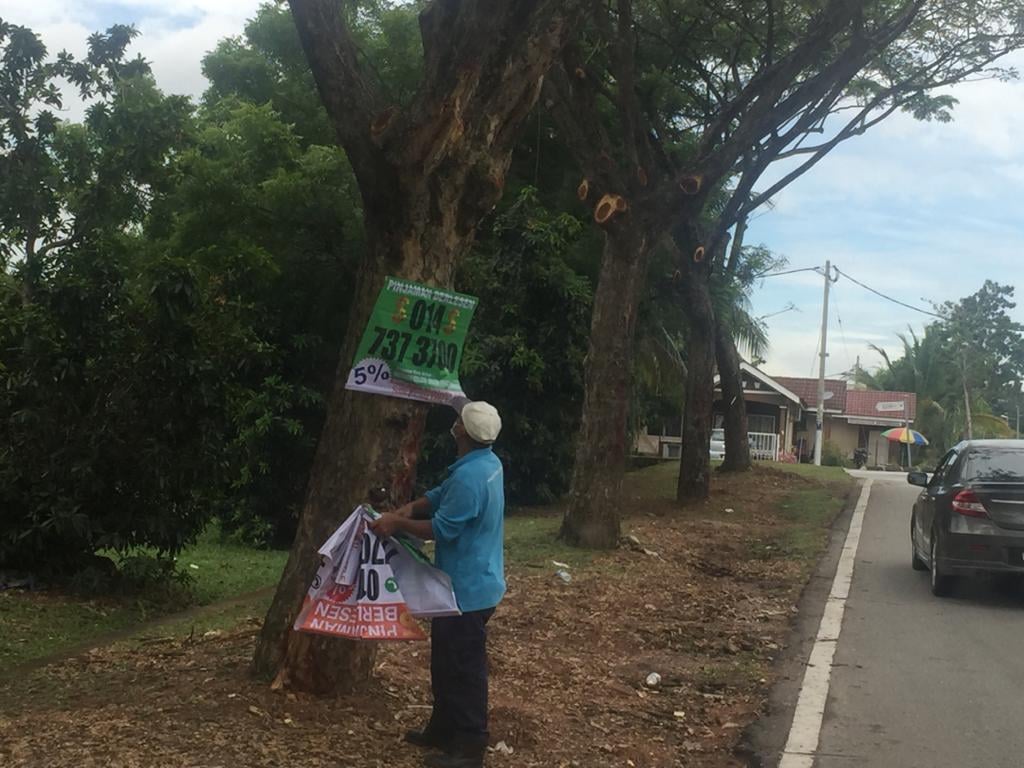 KERJA-KERJA MEMBUKA PAPAN IKLAN/BUNTING/BANNER HARAM 