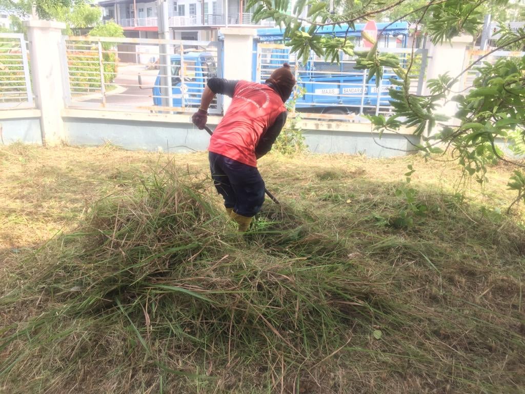 PEMBERSIHAN SEMAK SAMUNTANAH LOT KOSONG