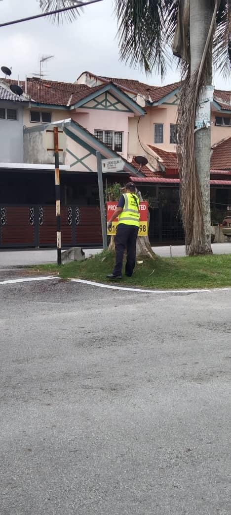 KERJA-KERJA MEMBUKA PAPAN IKLAN/BUNTING/BANNER HARAM 