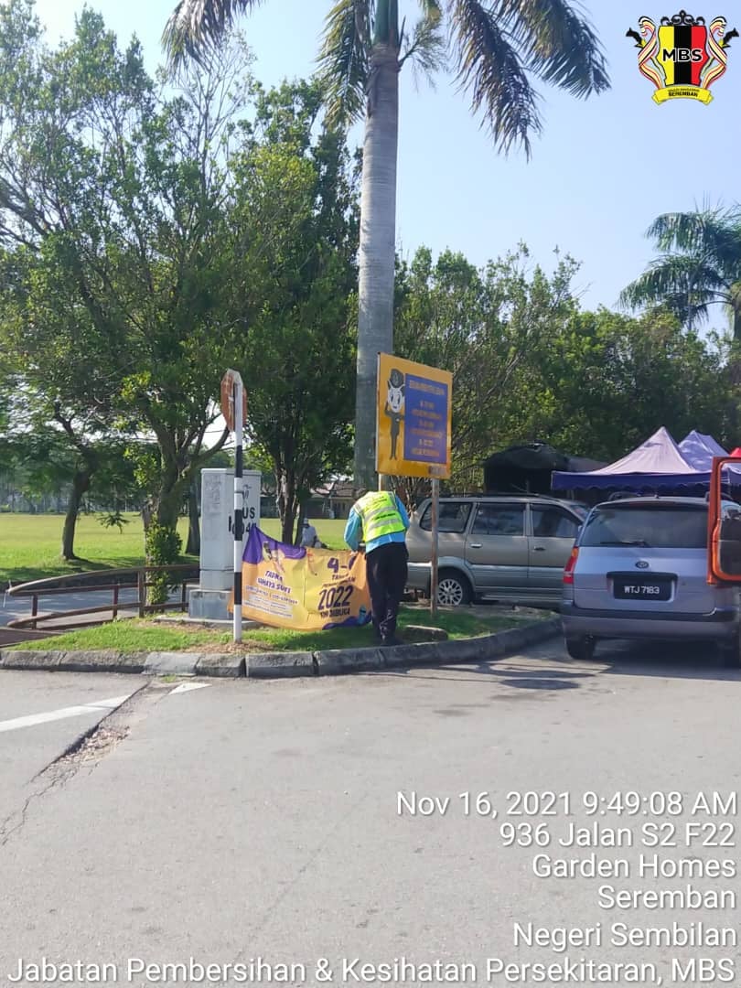 KERJA-KERJA MEMBUKA PAPAN IKLAN BANTING BANNER HARAM