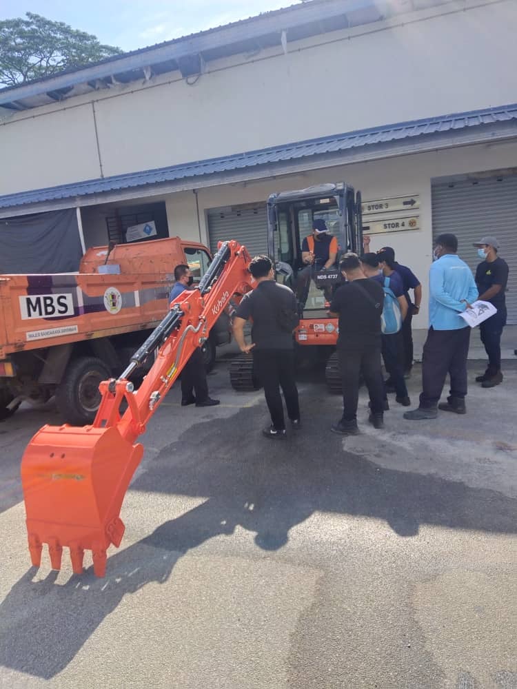 LATIHAN TAKLIMAT TATACARA PENGENDALIAN MINI EXCAVATOR