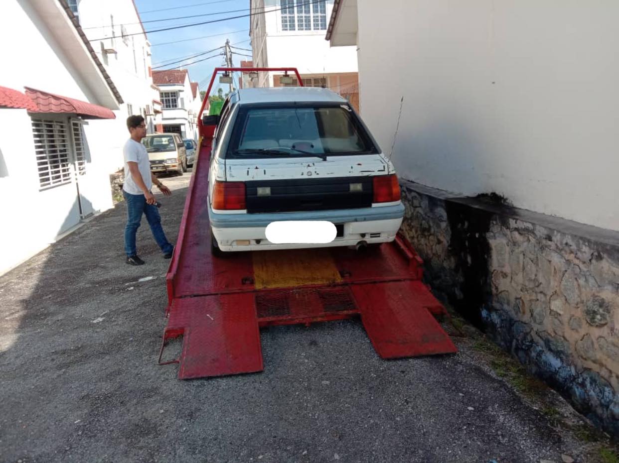 OPS MEMINDAHKAN HALANGAN KENDERAAN TERBIAR DITEMPAT AWAM