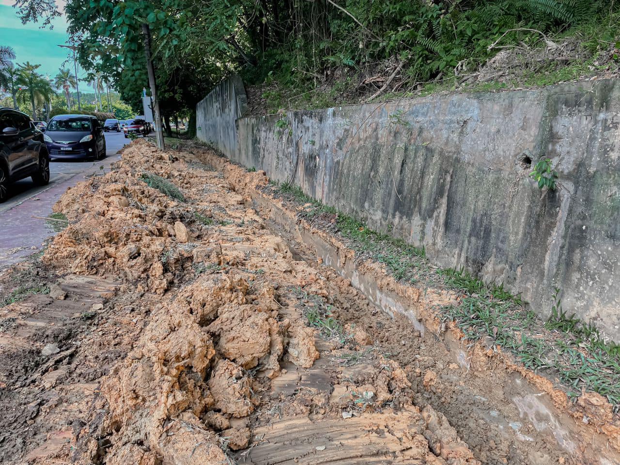 KERJA-KERJA PEMBAIKAN LONGKANG TERKAMBUS AKIBAT RUNTUHAN CERUN DI JALAN LINTANG, TERMINAL 1 SEREMBAN.TASK FORCE SEKITAR KAWASAN BBN