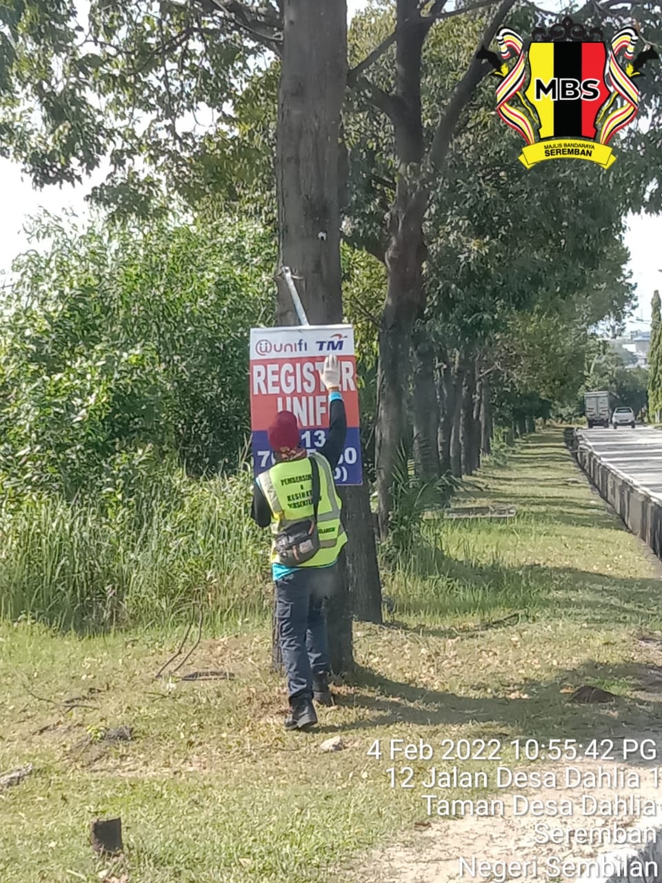 KERJA-KERJA MEMBUKA PAPAN IKLANBANTING BANNER HARAM