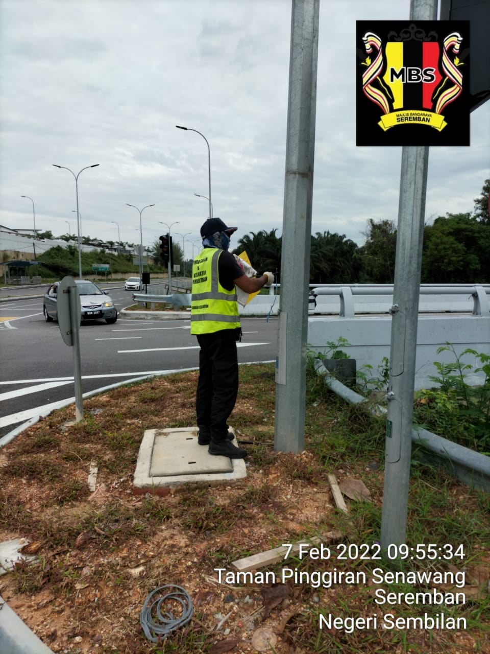 KERJA-KERJA MEMBUKA PAPAN IKLAN BANTING BANNER TIDAK SAH