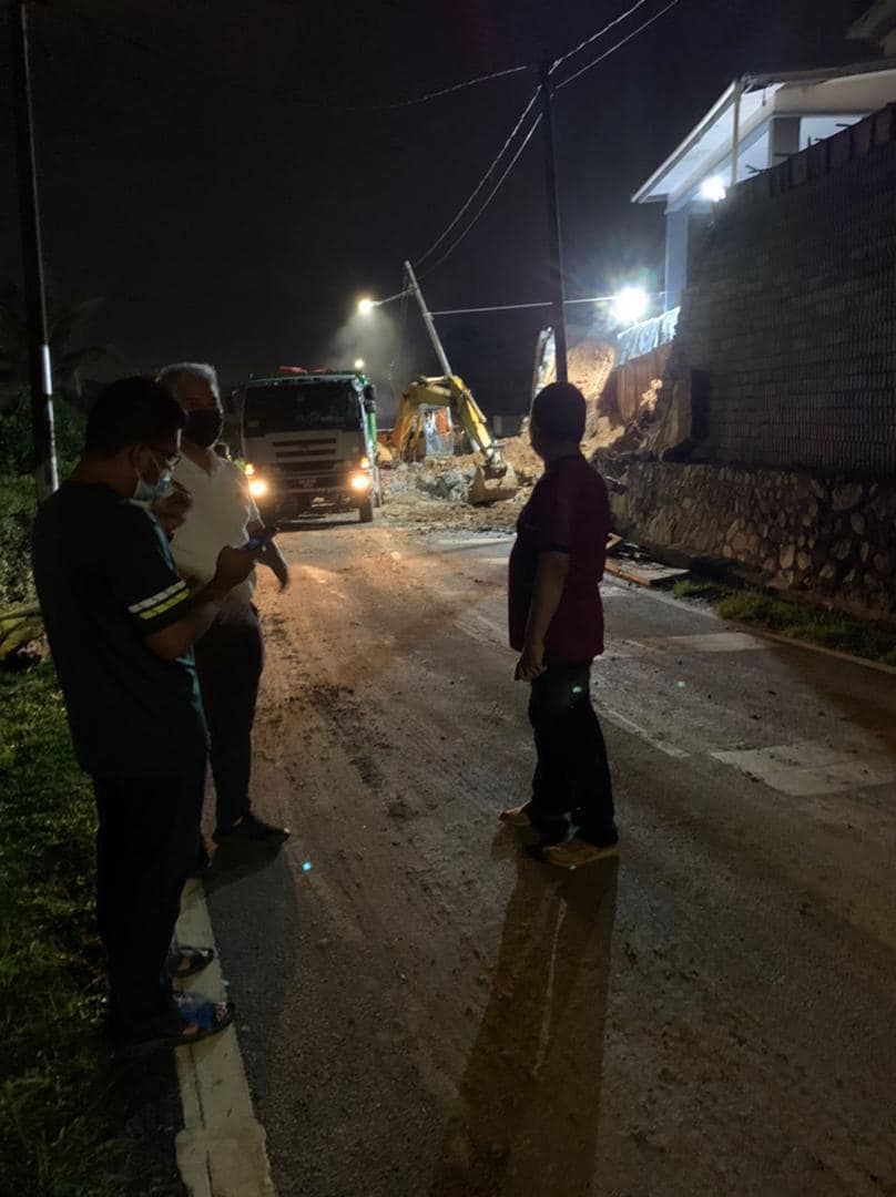 LAWATAN TURUN PADANG DATUK BANDAR KE LOKASI TANAH RUNTUH