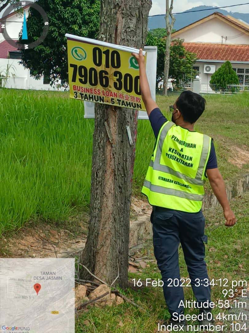 KERJA-KERJA MEMBUKA PAPAN IKLAN BUNTING BANNER HARAM 