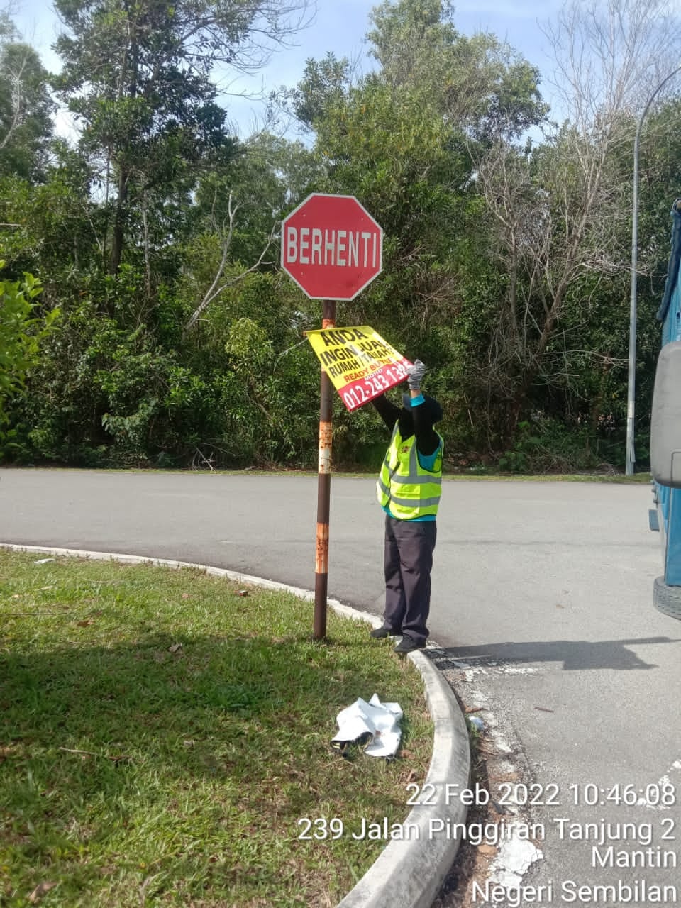  KERJA-KERJA MEMBUKA PAPAN IKLAN/BUNTING/BANNER HARAM