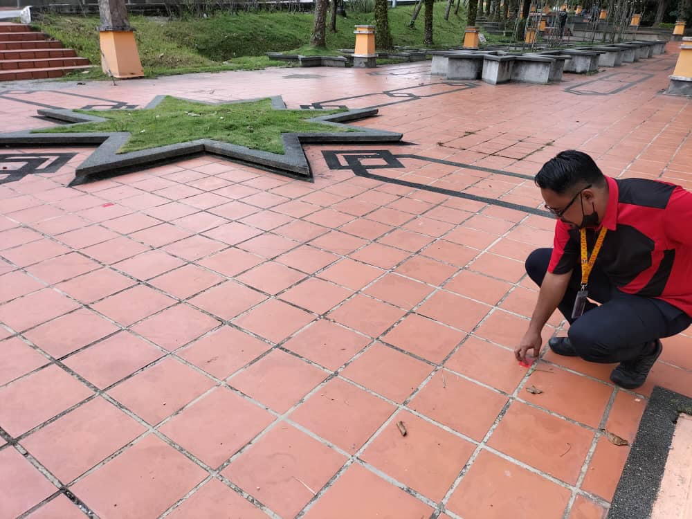 KERJA-KERJA MENANDA TAPAK PENIAGA DI TAMAN TASIK SEREMBAN.