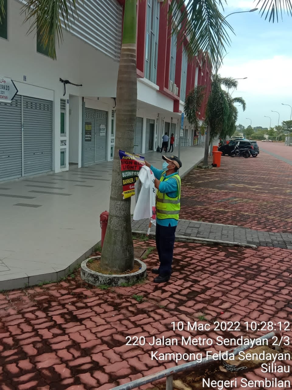 KERJA-KERJA MEMBUKA PAPAN IKLAN/BUNTING/BANNER HARAM